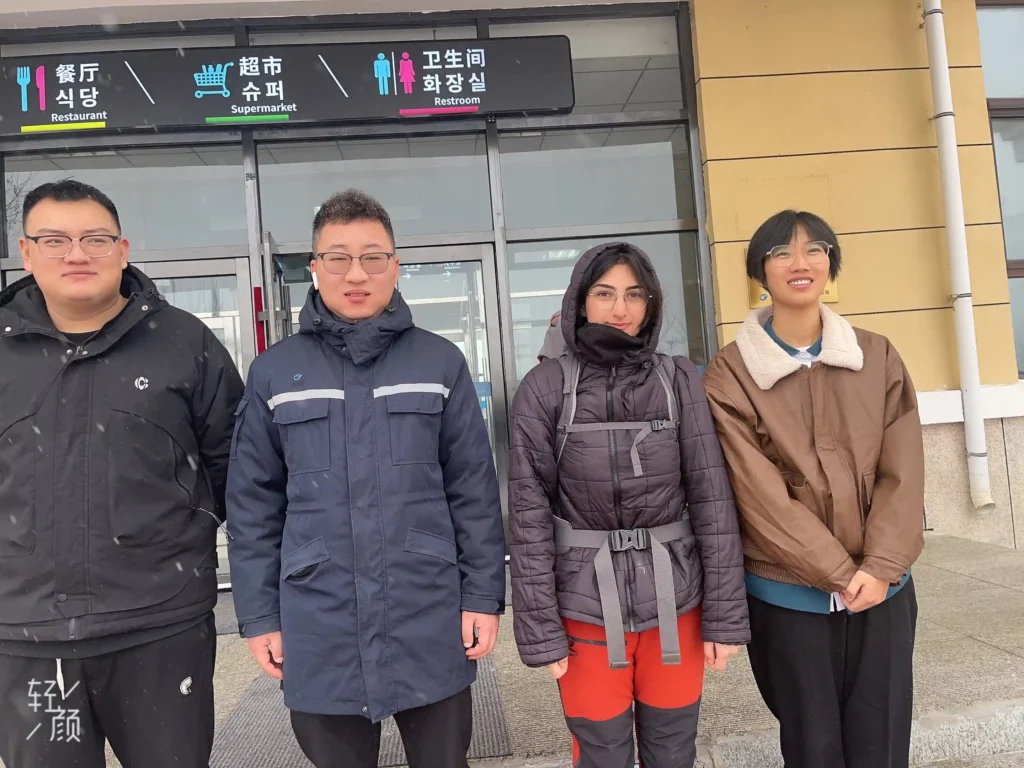 Travel stories from China. Backpacking woman and three Chinese persons.