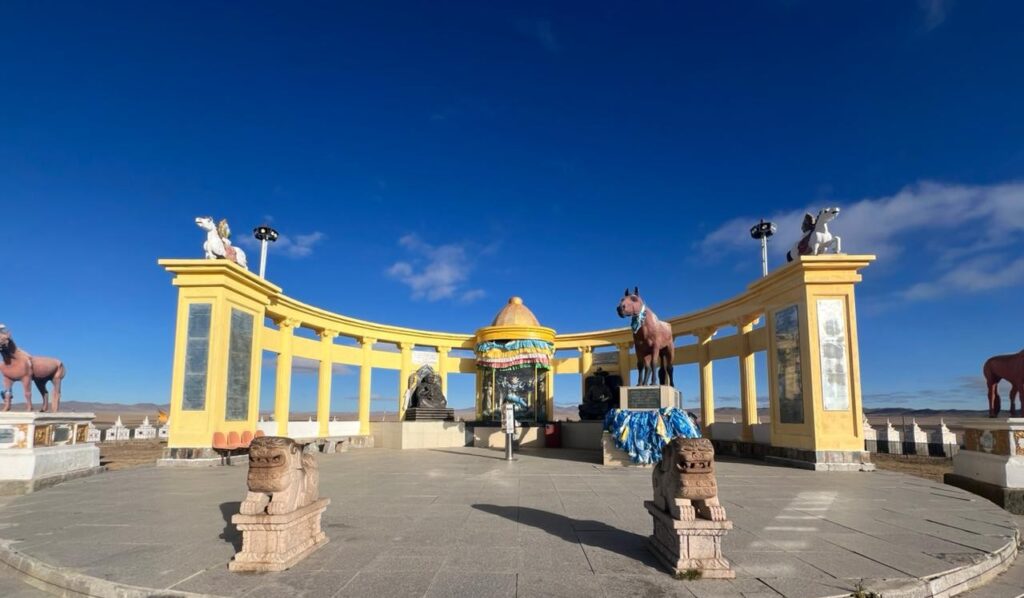 Travel stories from Mongolia - statues of horses